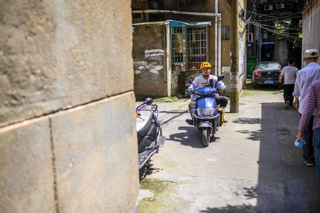 街道 街景 汽车 其他 指示牌 箱包 儿童 美女 理发店 垃圾箱