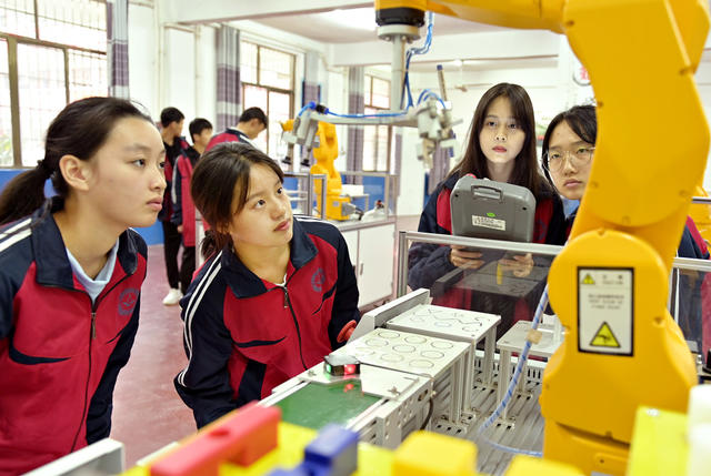 职业教育  学校  学生  人才培训 订单培训  就业  职业技术 机器  机器人