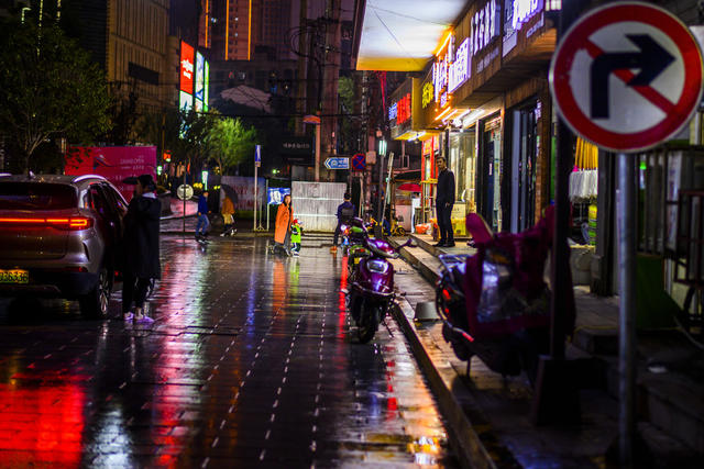 街景  美女 旋转式栅门 杆 交通灯 指示牌 理发店 商场 夜景 街道 大厦 烟草店 杂货店 汽车