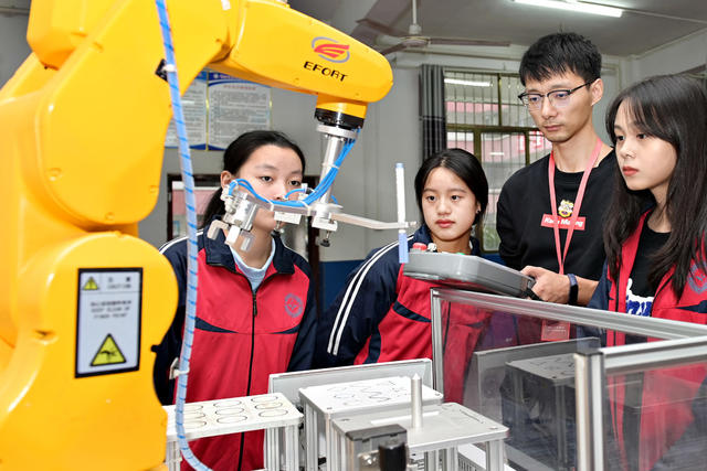 职业教育  学校  学生  人才培训 订单培训  就业  职业技术 机器  机器人