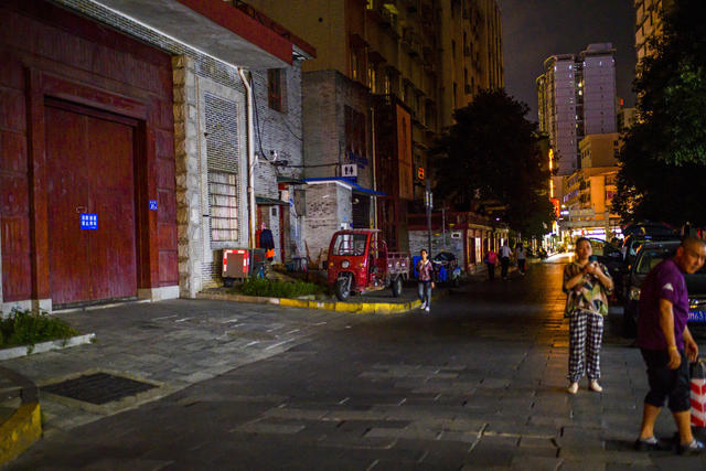 街景  美女 旋转式栅门 杆 交通灯 指示牌 理发店 商场 夜景 街道 大厦 烟草店 杂货店 汽车