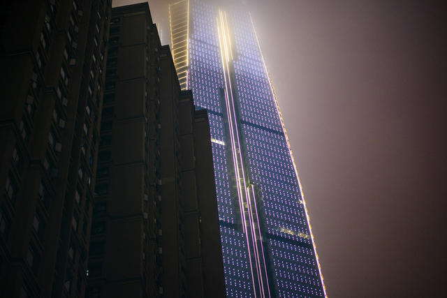 街景  美女 旋转式栅门 杆 交通灯 指示牌 理发店 商场 夜景 街道 大厦 烟草店 杂货店 汽车