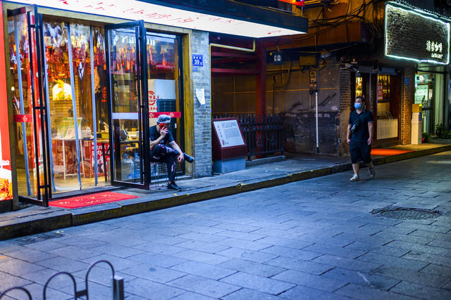 街景  美女 旋转式栅门 杆 交通灯 指示牌 理发店 商场 夜景 街道 大厦 烟草店 杂货店 汽车
