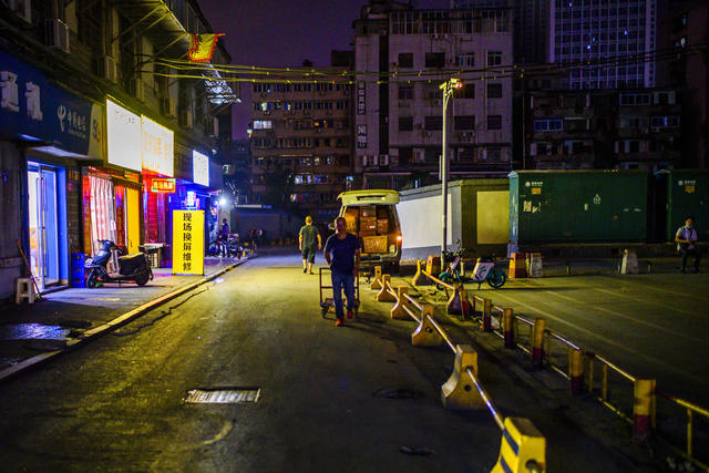 有轨电车 街道 衣物 街景 杂货店 夜景 垃圾车 箱包 美女 超市购物车 搬运车 烟草店 工地 垃圾箱 餐厅