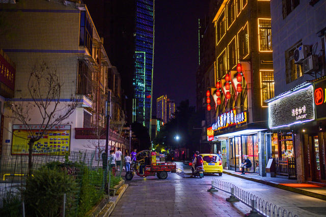街景  美女 旋转式栅门 杆 交通灯 指示牌 理发店 商场 夜景 街道 大厦 烟草店 杂货店 汽车