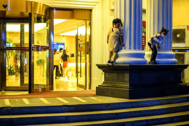 街景  美女 旋转式栅门 杆 交通灯 指示牌 理发店 商场 夜景 街道 大厦 烟草店 杂货店 汽车