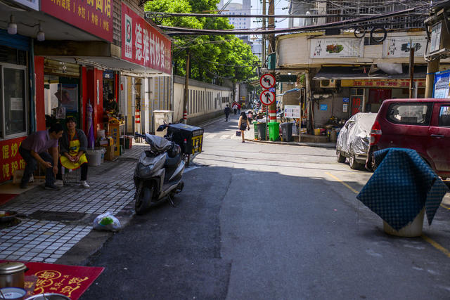街道 街景 室外 汽车 聚光灯 夜景 大厦 其他 餐厅 电动车 自行车 桶 工地