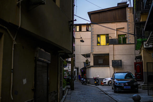 箱包 街道 街景 餐厅 庭院 室外 宿舍 杂货店 挂锁 美女 电动车 工地 衣物 儿童 汽车 牛仔裤