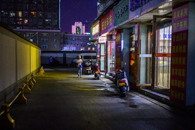 有轨电车 街道 衣物 街景 杂货店 夜景 垃圾车 箱包 美女 超市购物车 搬运车 烟草店 工地 垃圾箱 餐厅