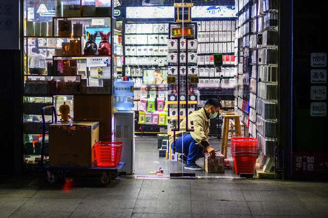有轨电车 街道 衣物 街景 杂货店 夜景 垃圾车 箱包 美女 超市购物车 搬运车 烟草店 工地 垃圾箱 餐厅