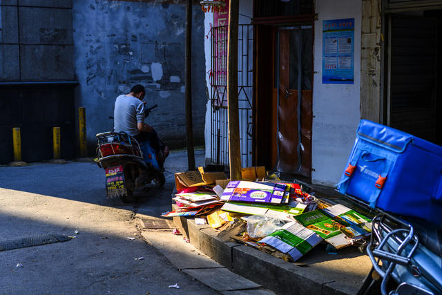 街道 街景 汽车 其他 指示牌 箱包 儿童 美女 理发店 垃圾箱