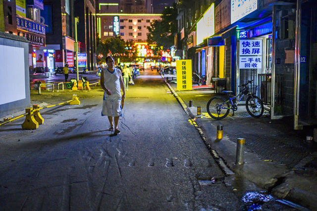 有轨电车 街道 衣物 街景 杂货店 夜景 垃圾车 箱包 美女 超市购物车 搬运车 烟草店 工地 垃圾箱 餐厅