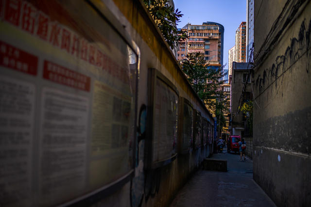 街道 街景 汽车 其他 指示牌 箱包 儿童 美女 理发店 垃圾箱