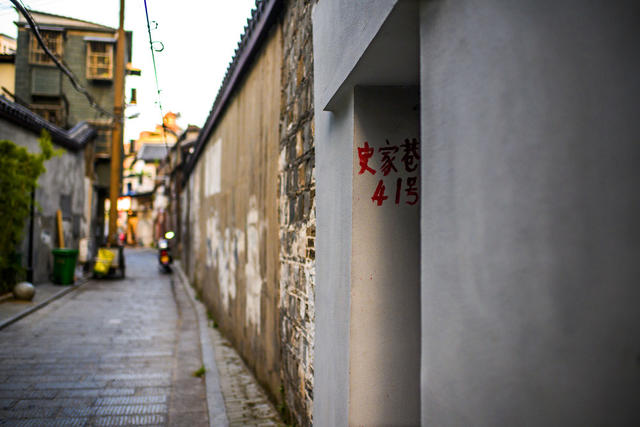 箱包 街道 街景 餐厅 庭院 室外 宿舍 杂货店 挂锁 美女 电动车 工地 衣物 儿童 汽车 牛仔裤