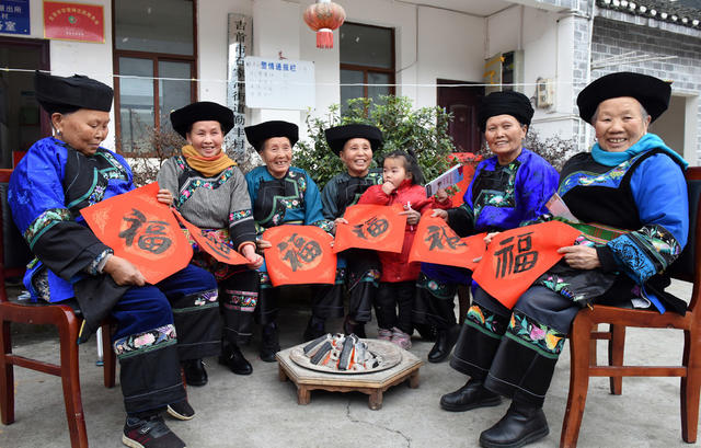 写 春 联  苗 福 民