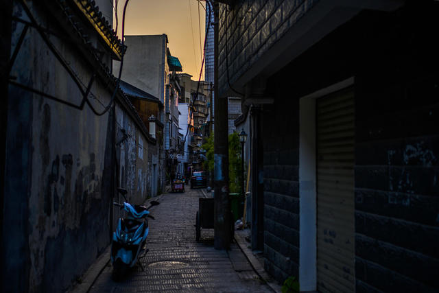 箱包 街道 街景 餐厅 庭院 室外 宿舍 杂货店 挂锁 美女 电动车 工地 衣物 儿童 汽车 牛仔裤