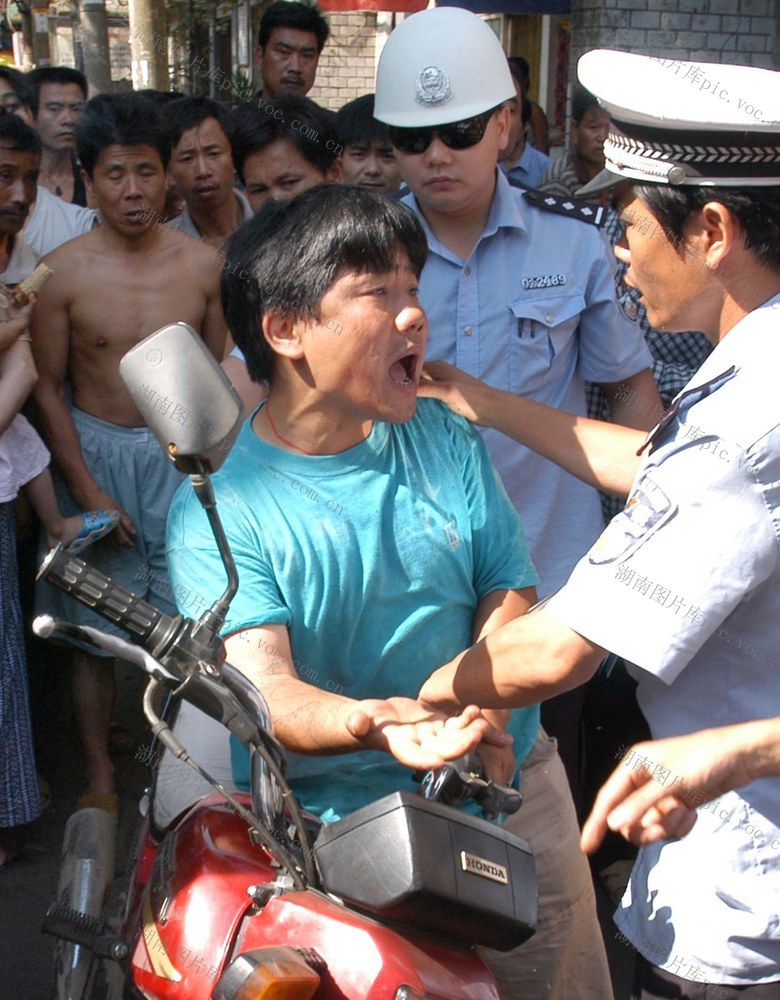 摩托车 警察 人群 长沙