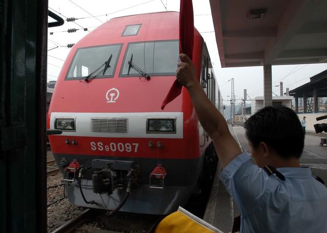 火车  电力机车 车站 车内 郴州 