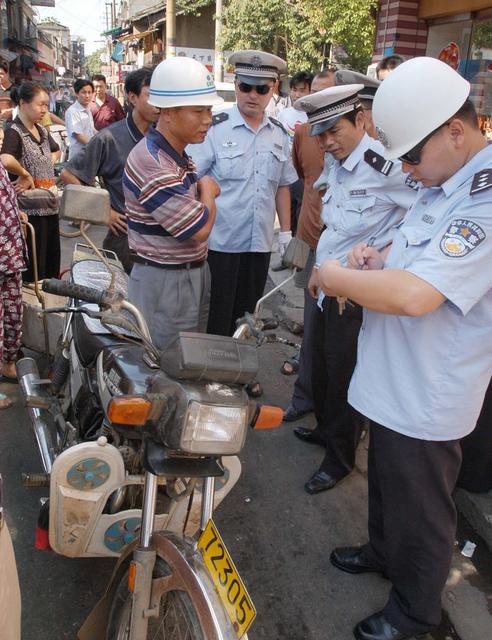摩托车 警察 人群 长沙