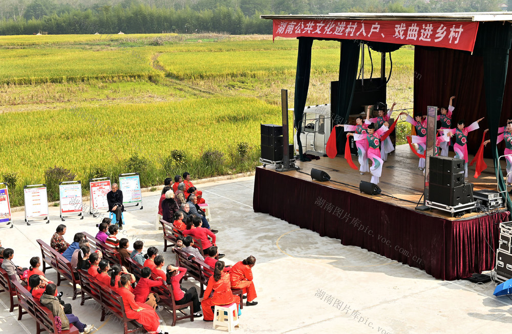 演出   户外 送戏下乡  公共文化  农村  群众文化生活  戏曲