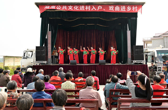 演出   户外 送戏下乡  公共文化  农村  群众文化生活  戏曲