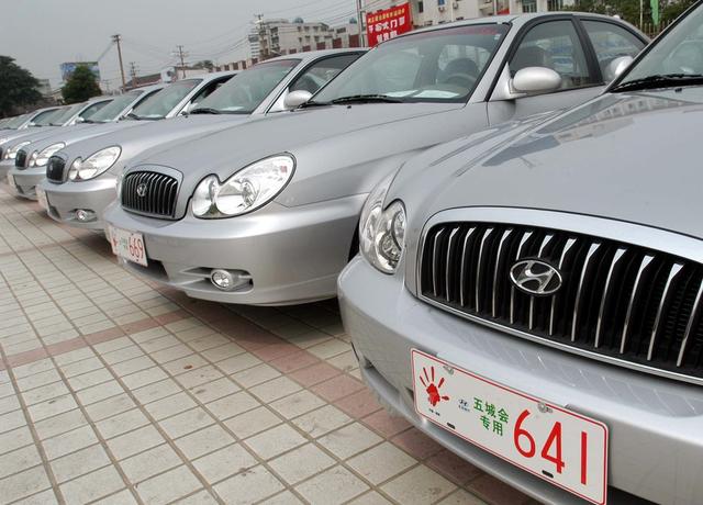 老人 汽车 合影 湖南 人民体育场