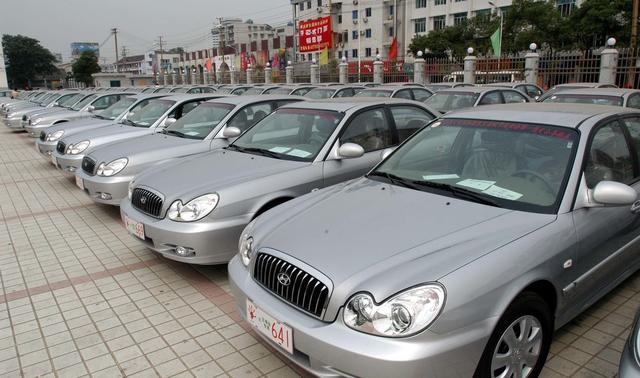 老人 汽车 合影 湖南 人民体育场