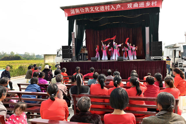 演出   户外 送戏下乡  公共文化  农村  群众文化生活  戏曲