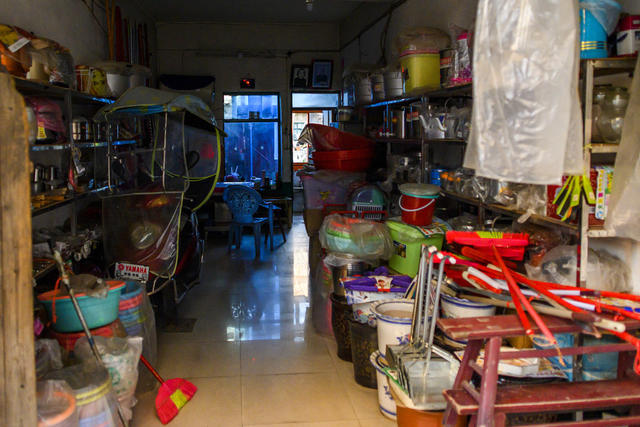街道 电动车 人力车 头盔 餐厅 雨伞 宿舍 杂货店 家居物品 工地 街景 小河 肉店 烤肉 美女 尖桩篱栅