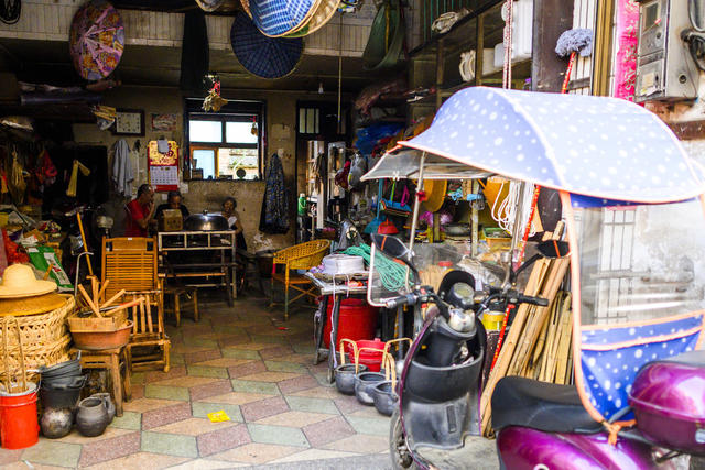 街道 电动车 人力车 头盔 餐厅 雨伞 宿舍 杂货店 家居物品 工地 街景 小河 肉店 烤肉 美女 尖桩篱栅