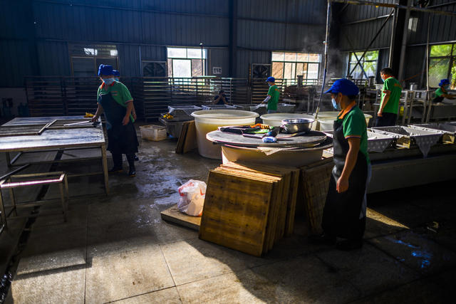 工地 锅 美女 瓦罐锅 杆 箱包 室内