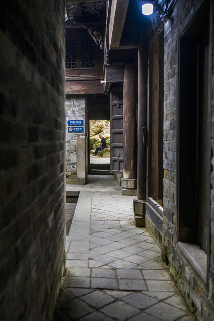 老人 杂货店 室外 茅草屋 室内 拱顶 楼梯 指示牌 桶 庭院 餐厅 建筑 铲子 迷雾