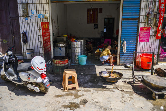 城堡   美女 箱包 老人 杂货店 肉店 鞋店 街道 杂物筐 铲子 街拍 三轮车 工地 街景 建筑 雨伞 小河
