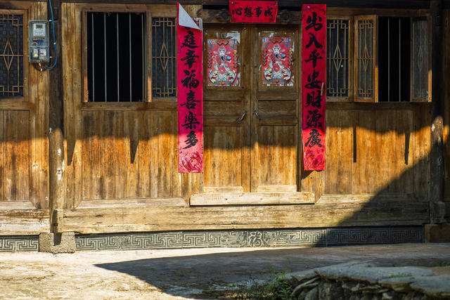 扫帚 美女 老人 茅草屋 田地 谷仓 庭院 栅栏 室外 尖桩篱栅 石头墙 岩石 铲子 工地 建筑 树林
