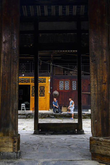 祭坛 箱包 室外 寺庙 家居物品 石头墙 庭院 工地 栅栏 尖桩篱栅 挂锁 画 茅草屋