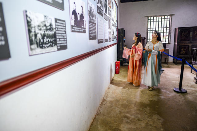 美女 室内 长袍（礼服） 卧室 铜牌匾 其他