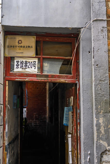 指示牌 家居物品 街景 箱包 街道 自行车 三轮车 庭院 衣物 电动车 美女