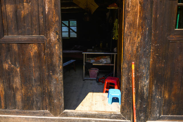 扫帚 美女 老人 茅草屋 田地 谷仓 庭院 栅栏 室外 尖桩篱栅 石头墙 岩石 铲子 工地 建筑 树林