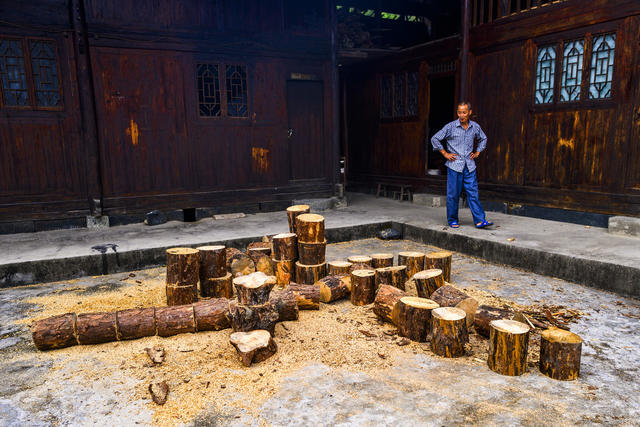 祭坛 箱包 室外 寺庙 家居物品 石头墙 庭院 工地 栅栏 尖桩篱栅 挂锁 画 茅草屋