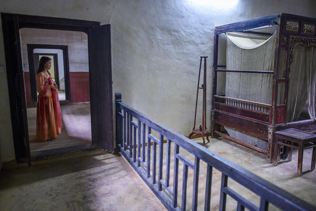 美女 衣柜 家居物品 瓦屋顶 建筑 演出 小河 祭坛 室内