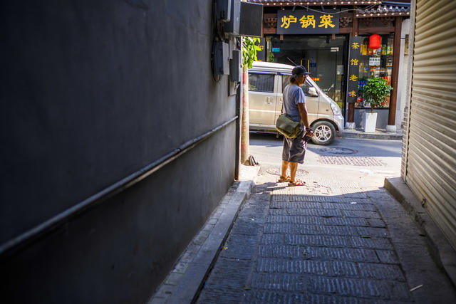 指示牌 家居物品 街景 箱包 街道 自行车 三轮车 庭院 衣物 电动车 美女