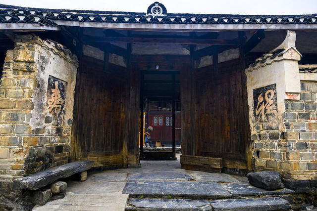 祭坛 箱包 室外 寺庙 家居物品 石头墙 庭院 工地 栅栏 尖桩篱栅 挂锁 画 茅草屋