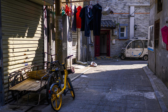 指示牌 家居物品 街景 箱包 街道 自行车 三轮车 庭院 衣物 电动车 美女
