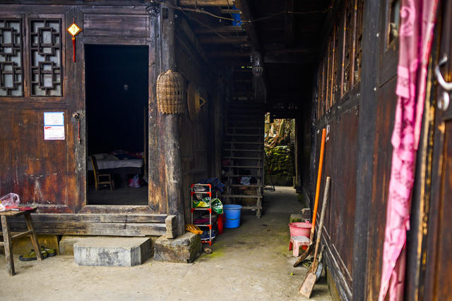 祭坛 箱包 室外 寺庙 家居物品 石头墙 庭院 工地 栅栏 尖桩篱栅 挂锁 画 茅草屋