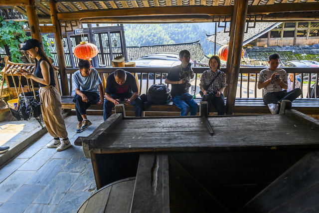 瓦屋顶 衣物 室内 餐厅 室外 建筑 茅草屋 楼梯 其他 栅栏