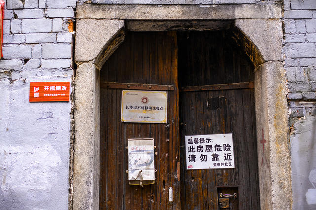 指示牌 家居物品 街景 箱包 街道 自行车 三轮车 庭院 衣物 电动车 美女