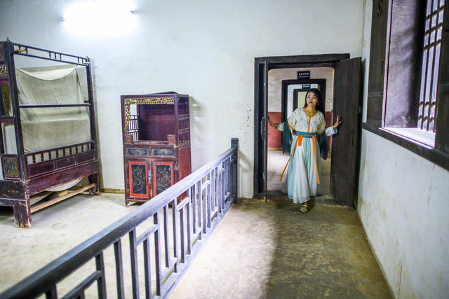 美女 衣柜 家居物品 瓦屋顶 建筑 演出 小河 祭坛 室内