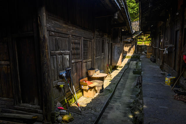 瓦屋顶 衣物 室内 餐厅 室外 建筑 茅草屋 楼梯 其他 栅栏