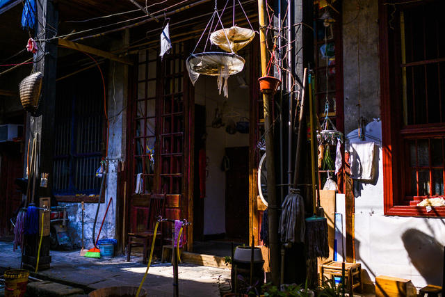 指示牌 家居物品 街景 箱包 街道 自行车 三轮车 庭院 衣物 电动车 美女