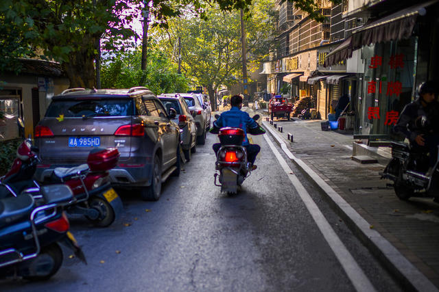 工地 垃圾车 理发店 自行车 独轮车 街景 街道 餐厅 滑动门 烟草店 汽车 老人 美女 电动车
